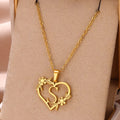Goldene Halskette mit Blumen-Initialen – für Frauen