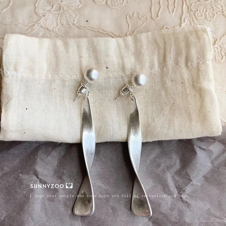 Silberne Ohrringe mit Wellenstruktur – Eliana