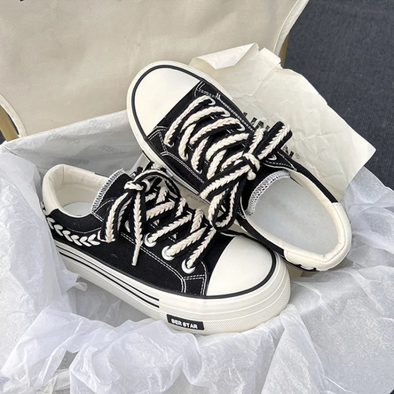 Plateau-Canvas-Sneaker mit klobiger Sohle für Damen – Mira