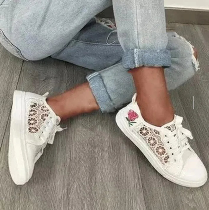 Weiße Canvas-Sneakers mit Cut-Outs für Damen – Emilia