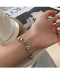 Silbernes Bettelarmband mit geometrischen Herzen – Liana