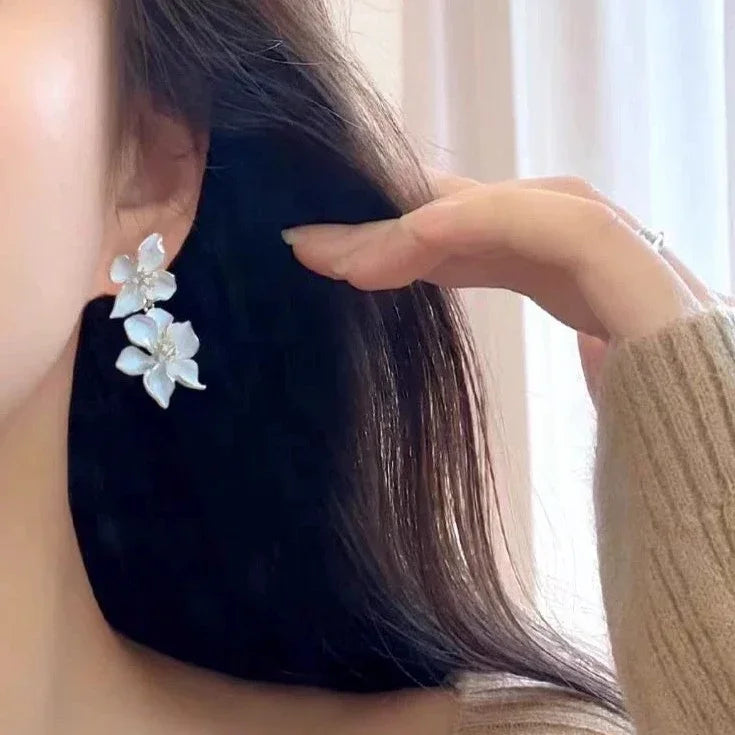 Weiße Blumen-Hängeohrringe mit elegantem Design – Amélie