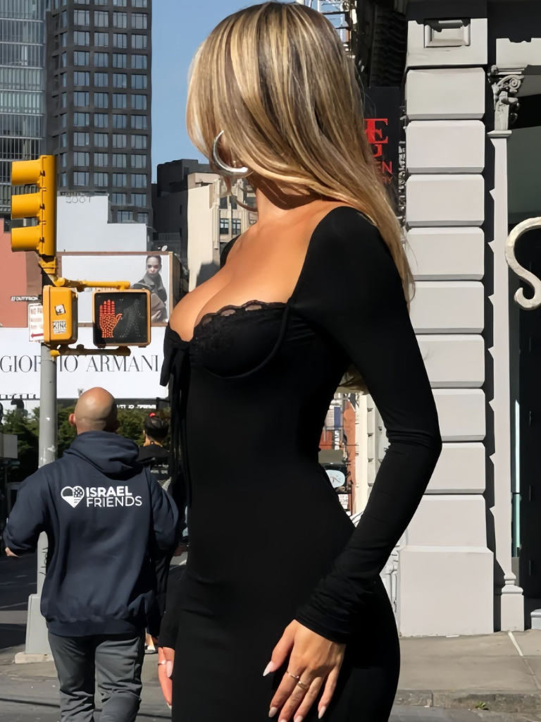 Schwarzes Maxikleid mit Spitze und Dekolleté – Alina