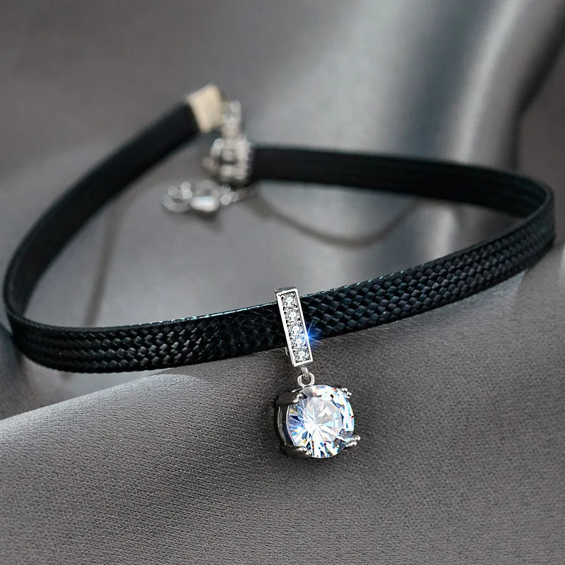 Glitzerndes Leder Halsband mit Zirkonia Anhänger – Lena