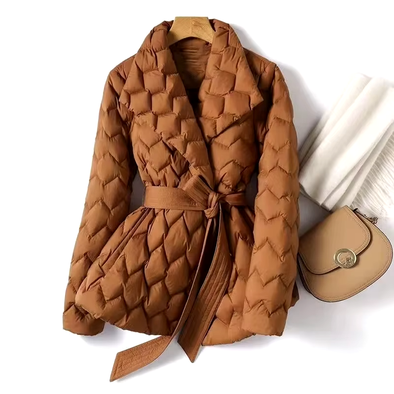Damen Steppmantel mit Gürtel und Trench-Details – Felicia