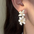 Weiße Blumen-Hängeohrringe mit elegantem Design – Amélie