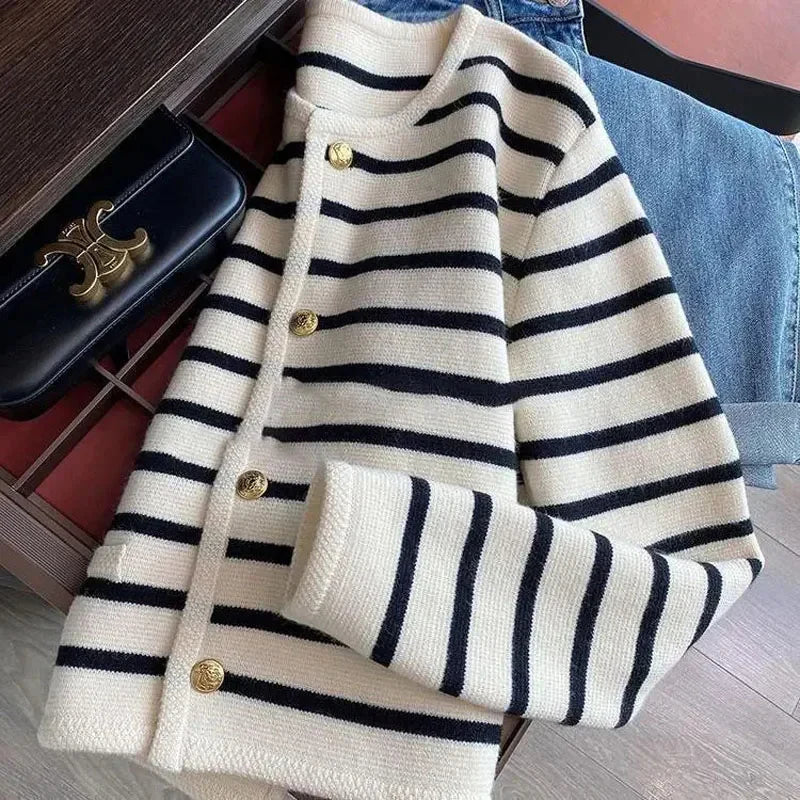 Gestreifte Damen Strickweste mit Rundhalsausschnitt – Miralyn