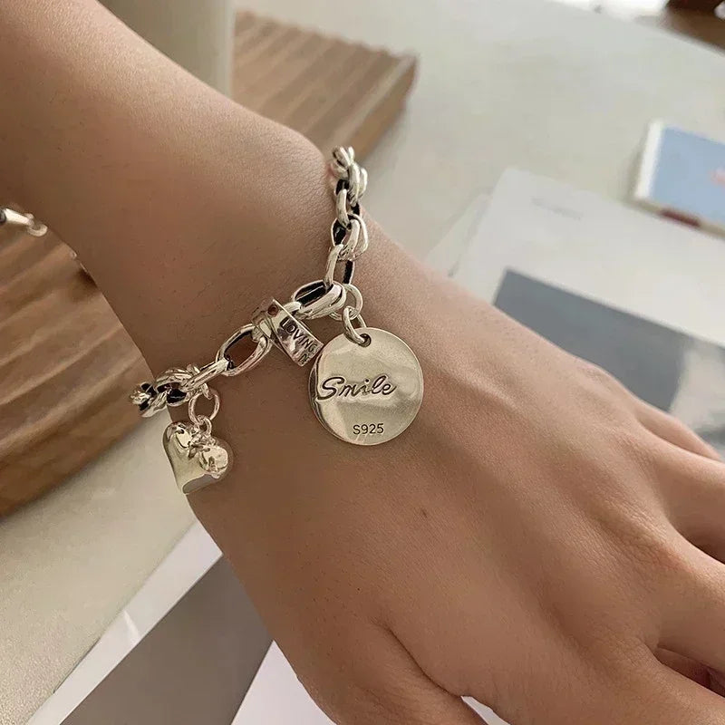 Silbernes Bettelarmband mit geometrischen Herzen – Liana