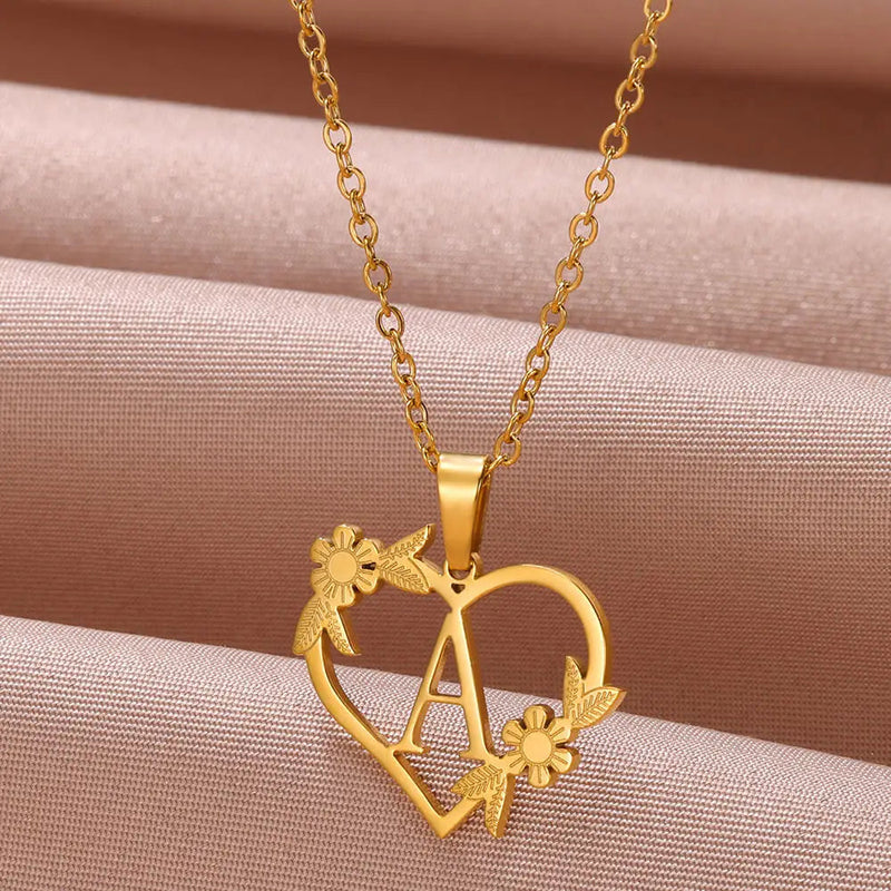 Goldene Halskette mit Blumen-Initialen – für Frauen