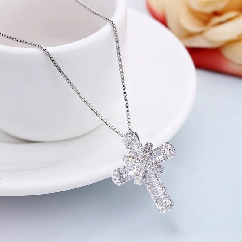 Klassische Kreuzkette mit Zirkonia für Damen – Helena