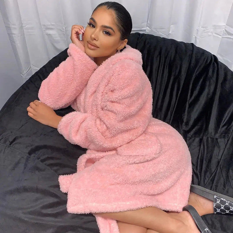 Weicher Fleece Bademantel mit Kapuze für Damen – Emilia