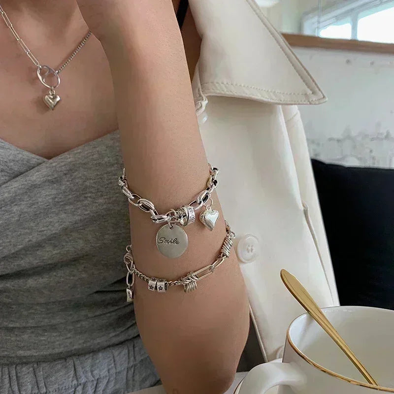 Silbernes Bettelarmband mit geometrischen Herzen – Liana