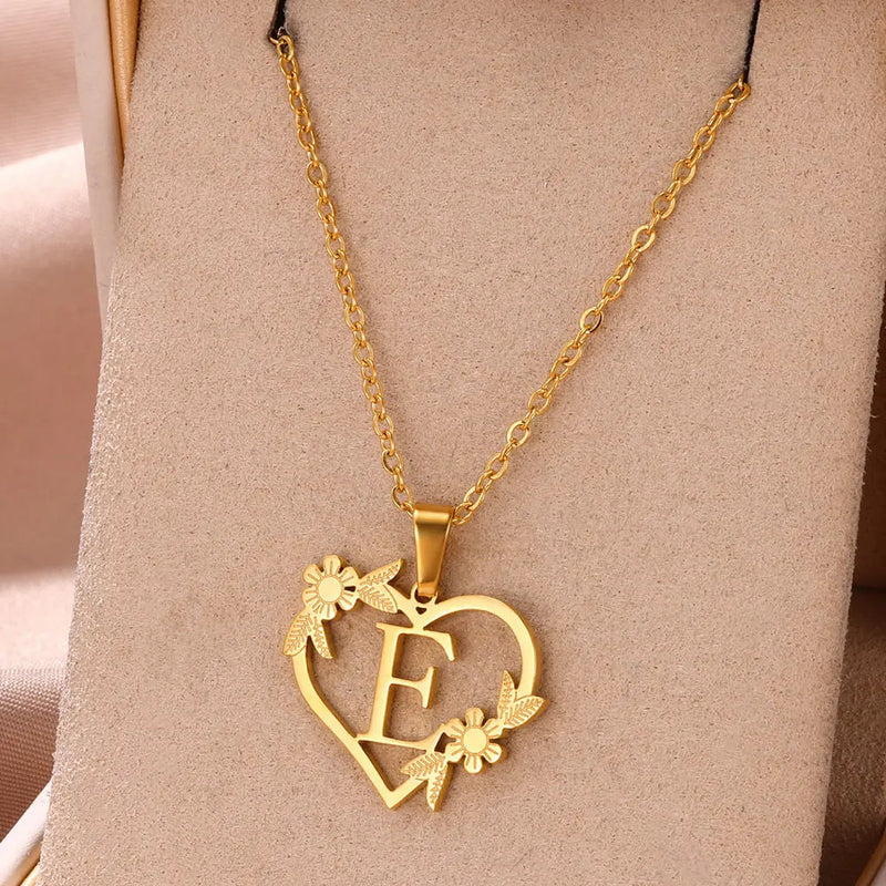 Goldene Halskette mit Blumen-Initialen – für Frauen