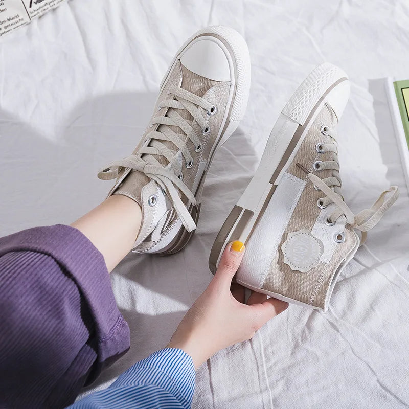 High-Top Canvas-Sneaker mit Schmetterlingsmotiv – Liliana