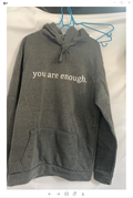 Gemütlicher Kapuzenpullover mit Statement-Design – Catharina
