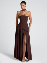 Asymmetrisches Abendkleid mit Schlitz und Choker – Elodie