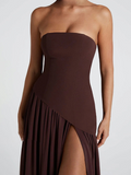 Asymmetrisches Abendkleid mit Schlitz und Choker – Elodie