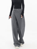 Damenhose mit asymmetrischem Knopfdetail – Livia