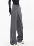 Damenhose mit asymmetrischem Knopfdetail – Livia
