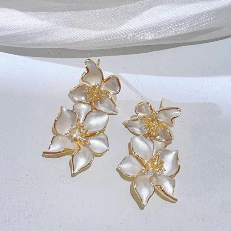 Weiße Blumen-Hängeohrringe mit elegantem Design – Amélie