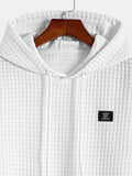 Herren T-Shirt mit Waffelkapuze und Bogensaum – Trevaro